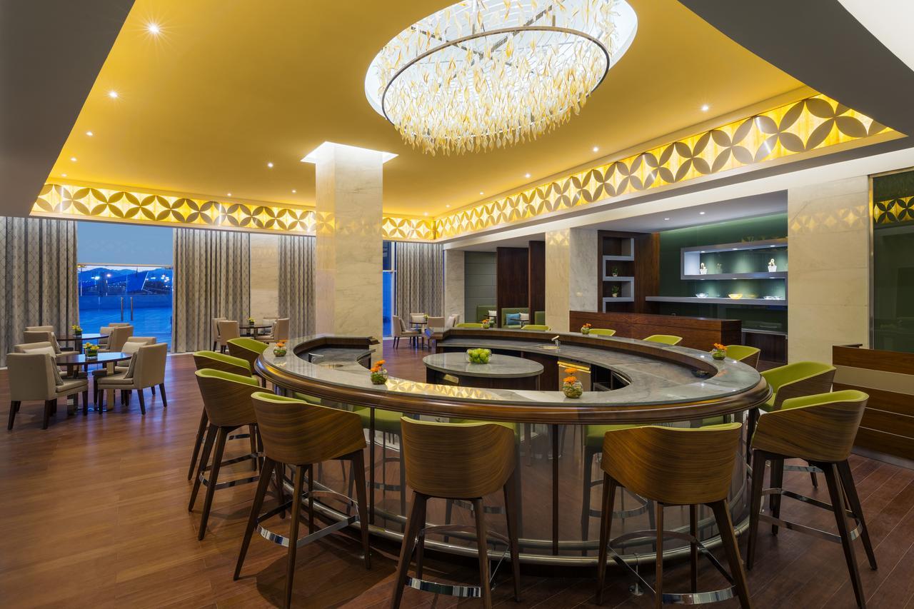 Millennium Hail Hotel Extérieur photo The bar at the lounge
