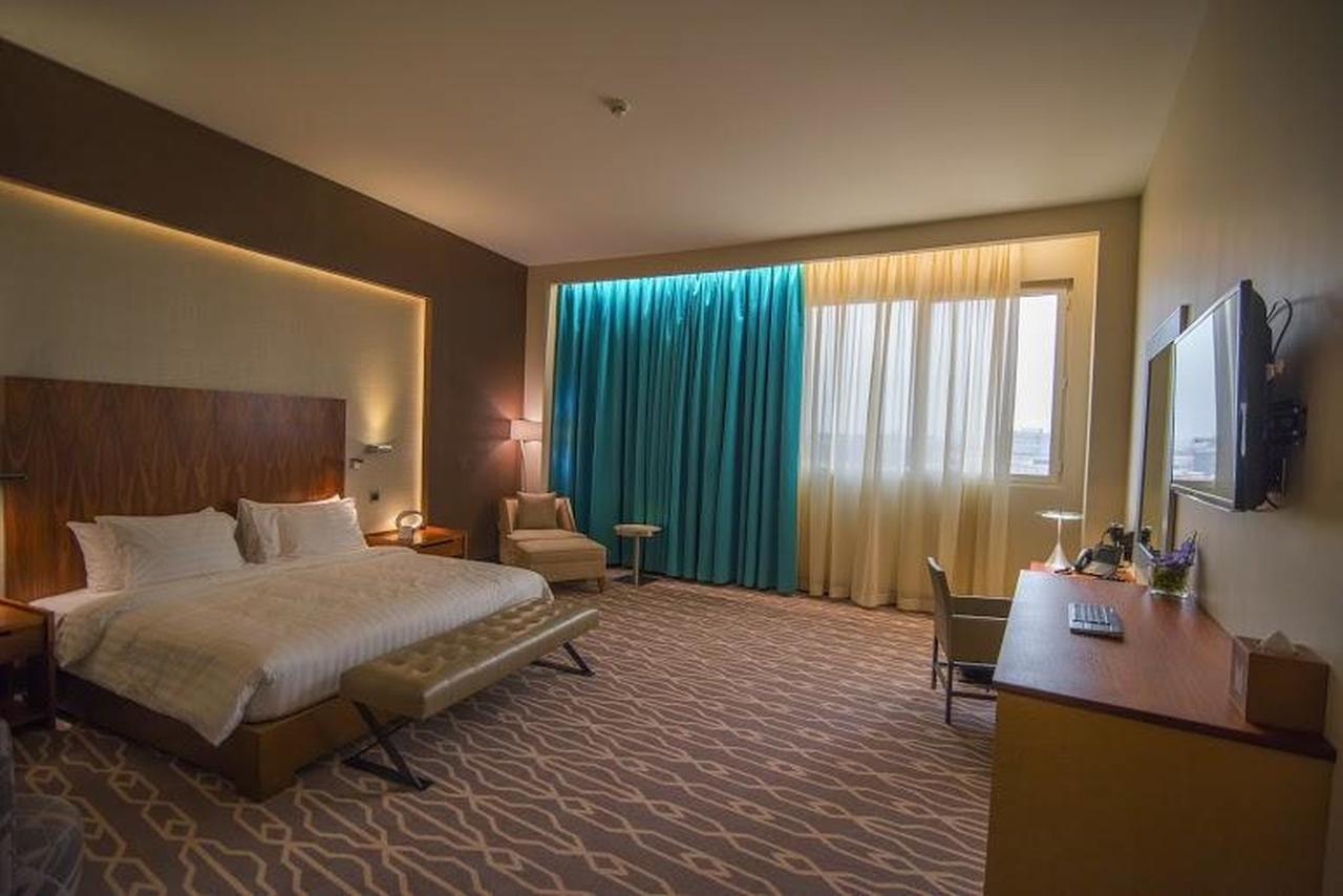 Millennium Hail Hotel Extérieur photo A room at the hotel