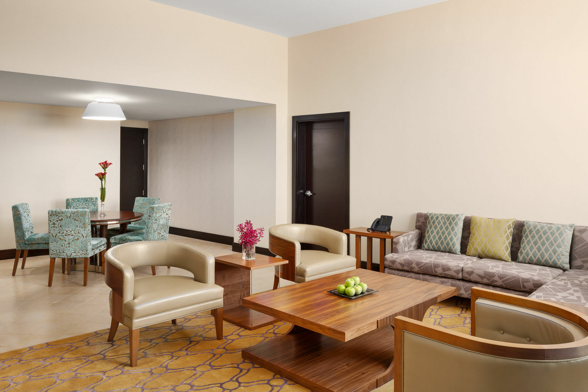 Millennium Hail Hotel Extérieur photo A living room in a suite at the hotel
